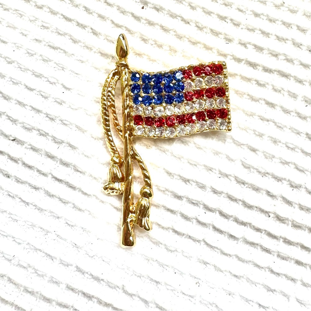 Gold Rhinestone Wavy American Flag Brooch Patriotic USA NWOT